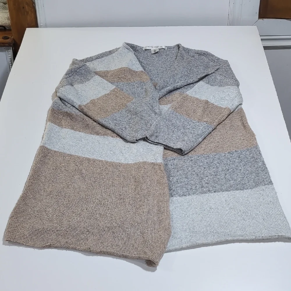 Max Studio V-Neck Sweater - Gray and Tan Cabin Core Snuggle-worthy Knit-wear - Picture 2 of 8